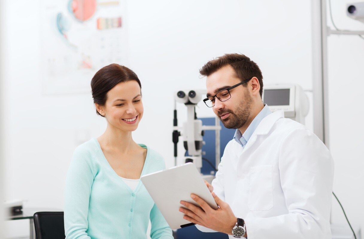 Opthamologist showing patient tablet screen